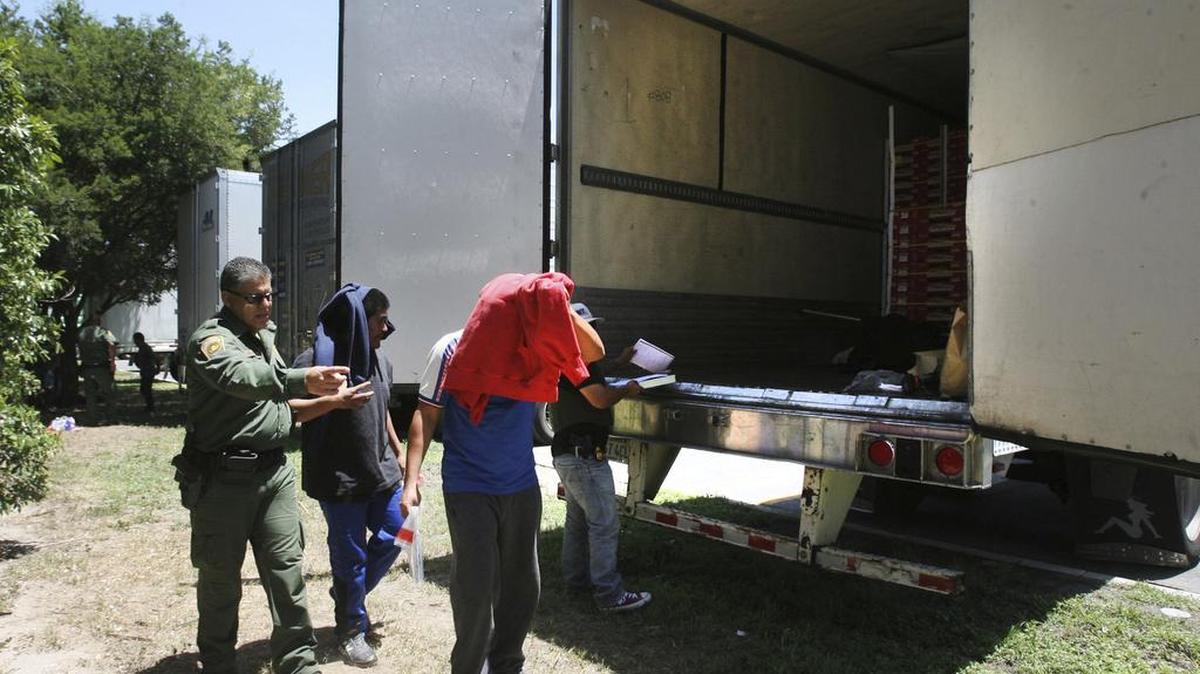 Agentes de la Patrulla Fronteriza hallaron el pasado domingo 13 de agosto a un grupo de 17 inmigrantes encerrados en el remolque de un camión en Edinburg, Texas, a unos 30 kilómetros (20 millas) de la frontera con México.