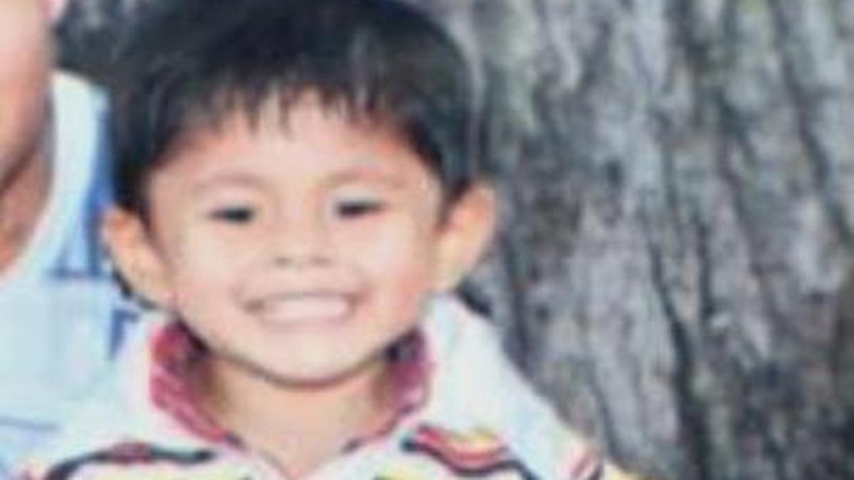 
Ahizya Osceola, de 3 años, fue encontrado dentro de una caja en el cuarto de la lavandería de la casa de sus padres en Hollywood, Condado Broward. Las autoridades están investigando la muerte del niño.
