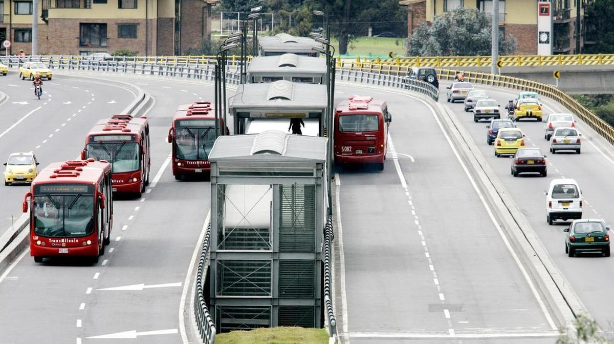 
Los autobuses del sistema TransMilenio circulan por una calle de Bogotá, Colombia, el 1ro de octubre del 2006. Bogotá se ha convertido en una de las ciudades más placenteras de América Latina en parte por la instalación del sistema de autobuses del TransMilenio.
