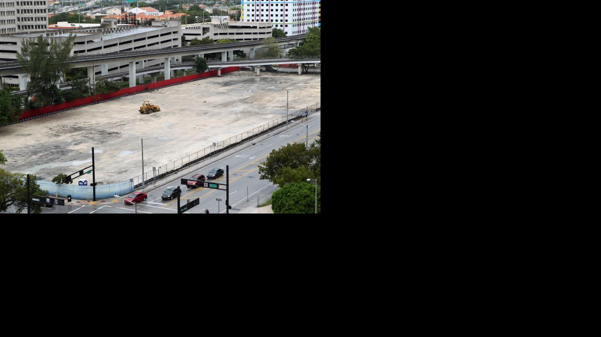 
Terrenos donde sera construida la estación de trenes en el Downtown de Miami , al lado del Goverment Center Stephen Clark .


