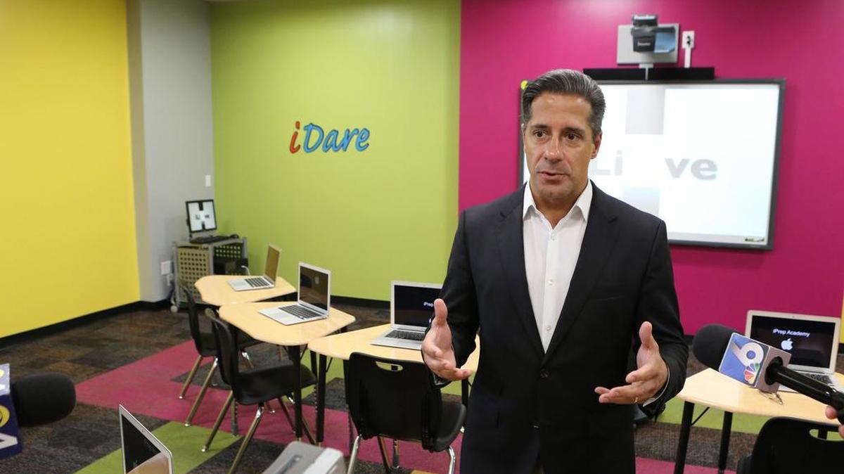 
El Superintendente de la Junta Escolar de Miami-Dade, Alberto Carvalho, recorrió las escuelas este domingo para asegurarse que todo esté a punto para el comienzo de clases hoy lunes.


