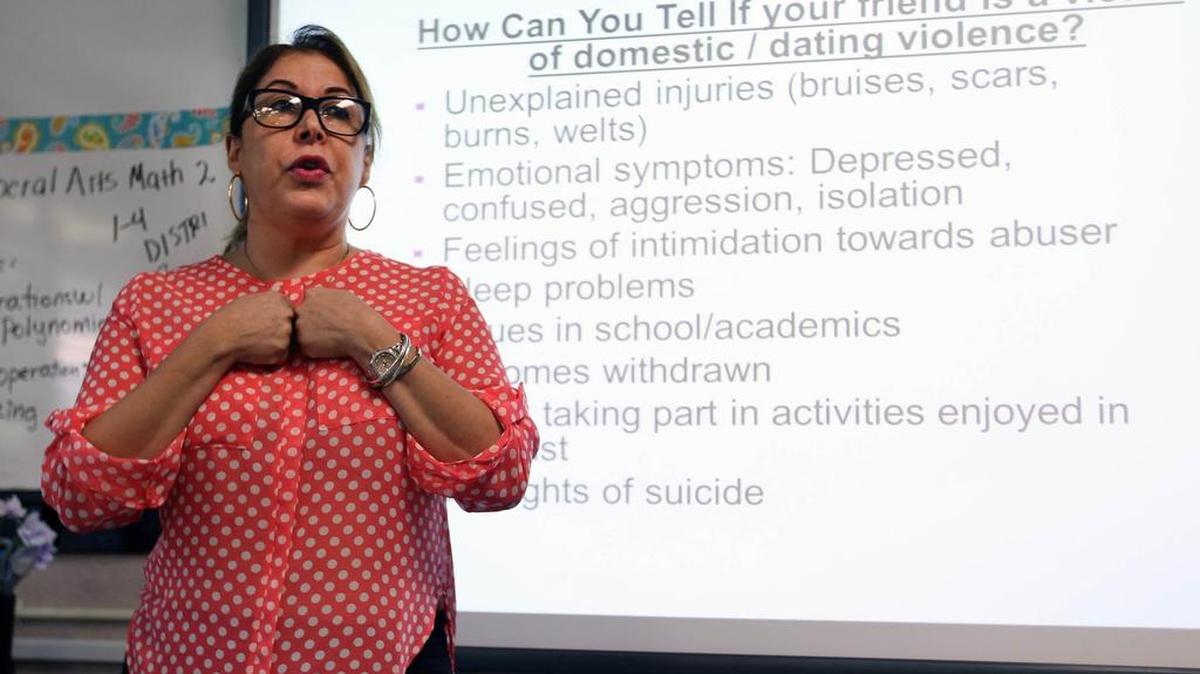 
La trabajadora social y educadora Lourdes Mendoza, habla con los estudiantes sobre la violencia doméstica que también aplica a los novios.
