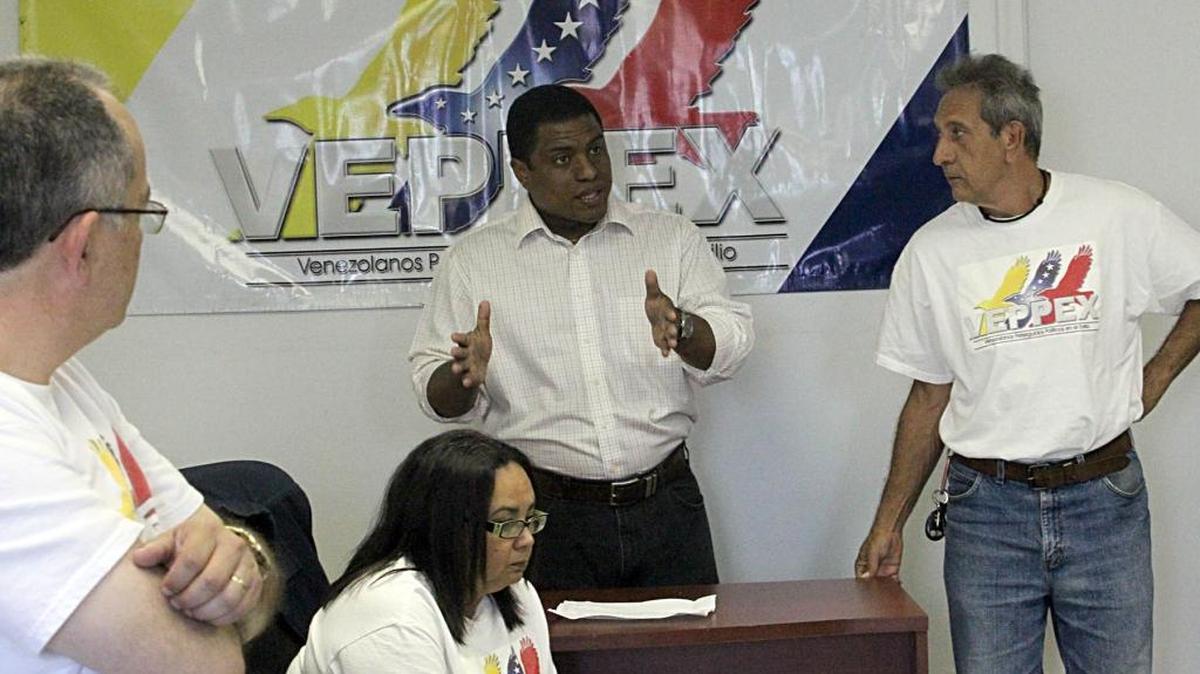 El presidente de Veppex, José Antonio Colina (2 der.), con miembros de esa organización. 