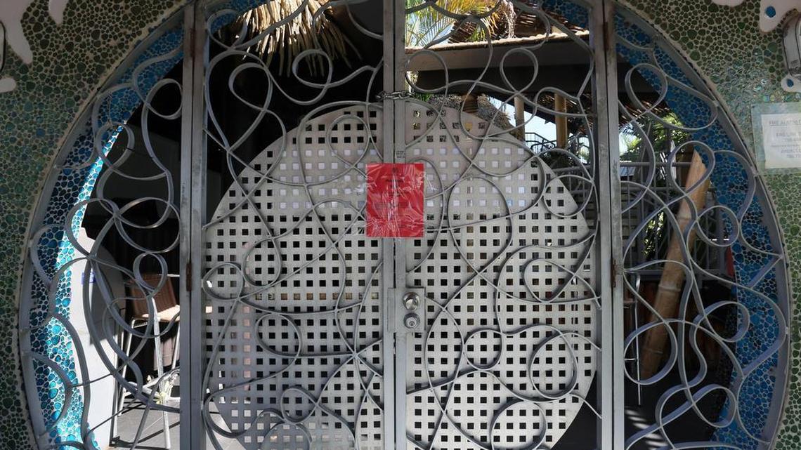 Entrada del club La Covacha muestra un letrero de la ciudad donde indica que se ha suspendido temporal su funcionamiento, el miercoles, 9 de Agosto del 2017.