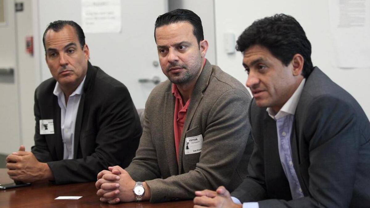 De izquierda a derecha.: Zacarías Ayub, director comercial de PROCOMER en Miami; Jhon Fonseca, viceministro de Comercio Exterior de Costa Rica, y Pedro Beirute, gerente general de PROCOMER, hablan el viernes con el Nuevo Herald.