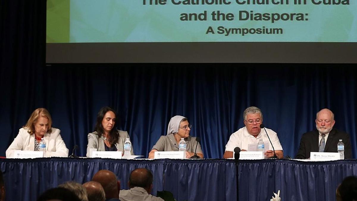 
Desde la izq., la Dr. Ana María Bidegain, de FIU, Bibi Hidalgo, En Comunion, la hermana Ondina Cortés, el padre José Conrado y el Dr. José Duany, Director del Centro de Estudios Cubanos durante el evento “The Catholic Churc in Cuba and the Diaspora”.


