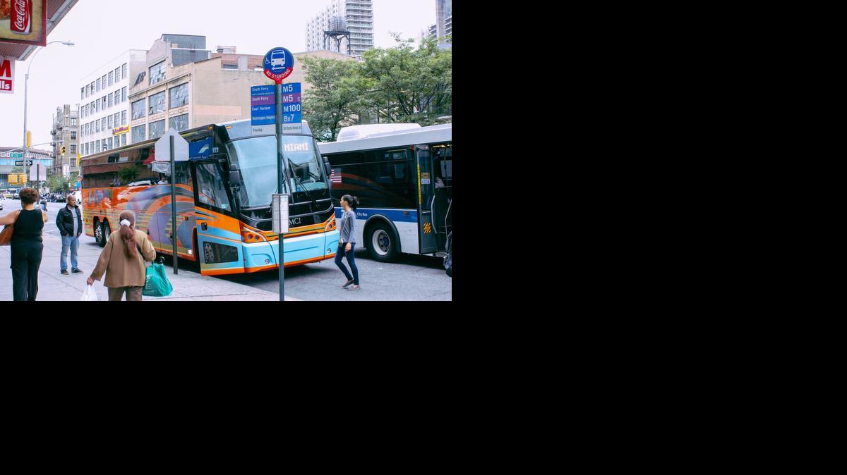 
Uno de los autobuses de La Cubana recogiendo viajeros en una de las paradas de su recorrido por Nueva York.
