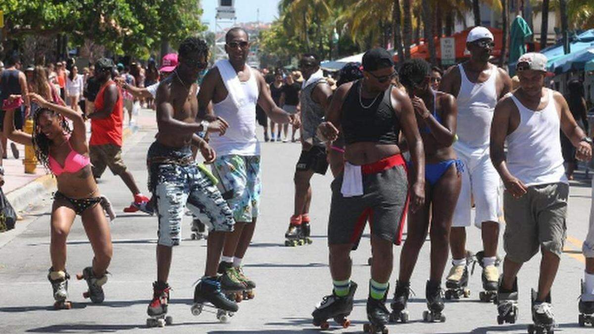 Miles de jóvenes, en su mayoría estudiantes universitarios de la costa este, se reunieron en la playa del sur durante el Día de Recordación en 2015. Peter Andrew Bosch-Miami Herald