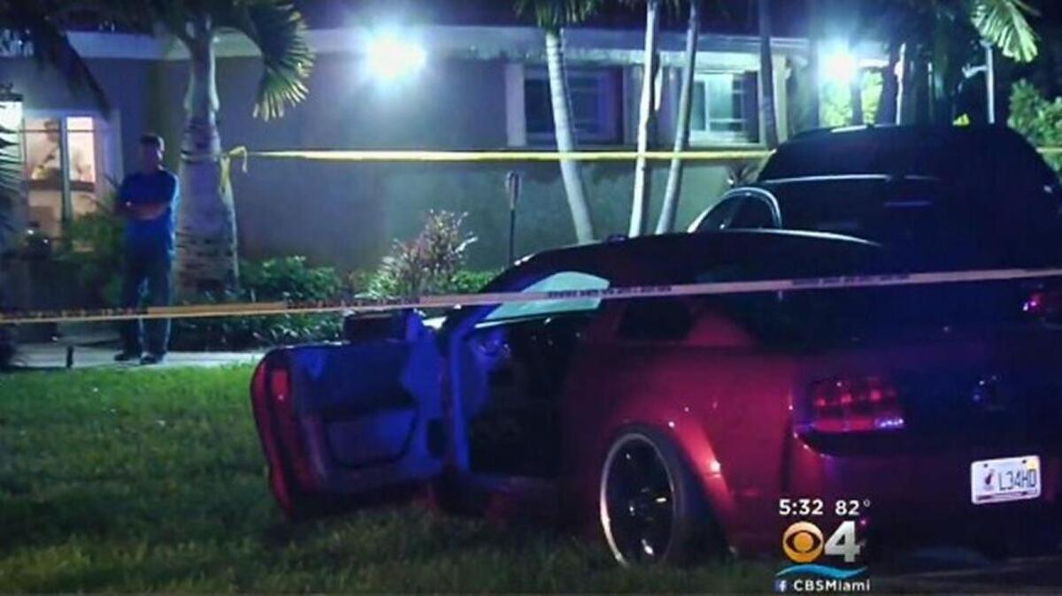 Las víctimas lograron llegar en su Mustang rojo hasta la casa de los padres de uno de ellos para pedir ayuda, luego de ser baleados momentos antes en Kendall.