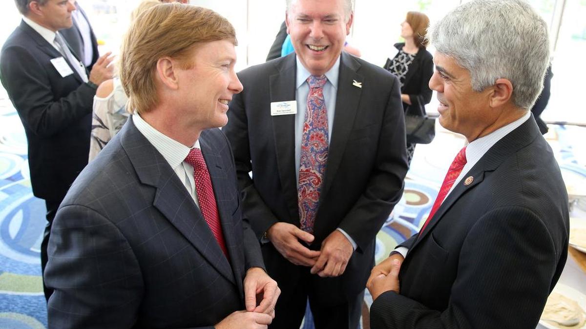El comisionado de Agricultura, Adam Putnam, habla el lunes con Bob Swindell, de la Alianza del Gran Fort Lauderdale, y José Basulto, del Memorial Hospital System, en el sur de la Florida.