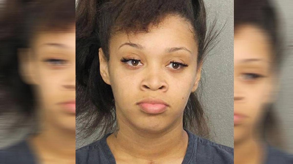 Erica Abraham está acusada de cometer 10 delitos de gran cuantía en relación a robos cometidos usando spray de pimienta en Plantation y Dania Beach, ambos en el Condado Broward, Florida.