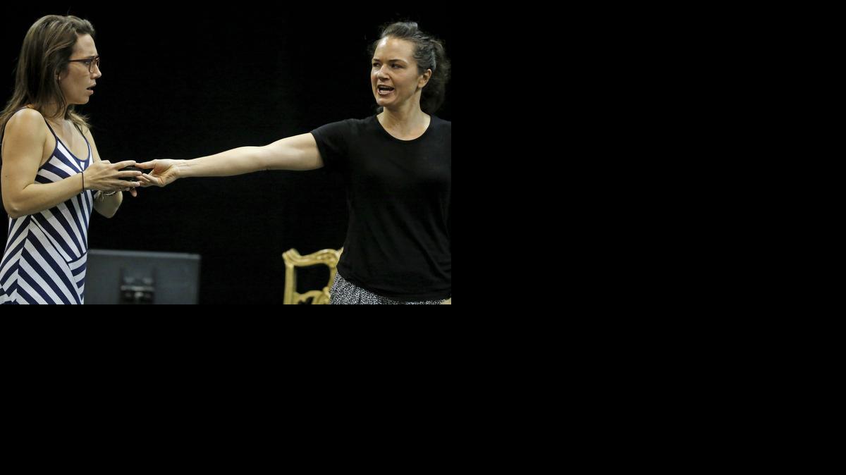 
Caitlin McKechney, a la izquierda, y Kelly Kaduce, que interpreta el papel principal en Madame Butterfly, en un momento de los ensayos en el local de Florida Grand Opera en Doral el miércoles.
