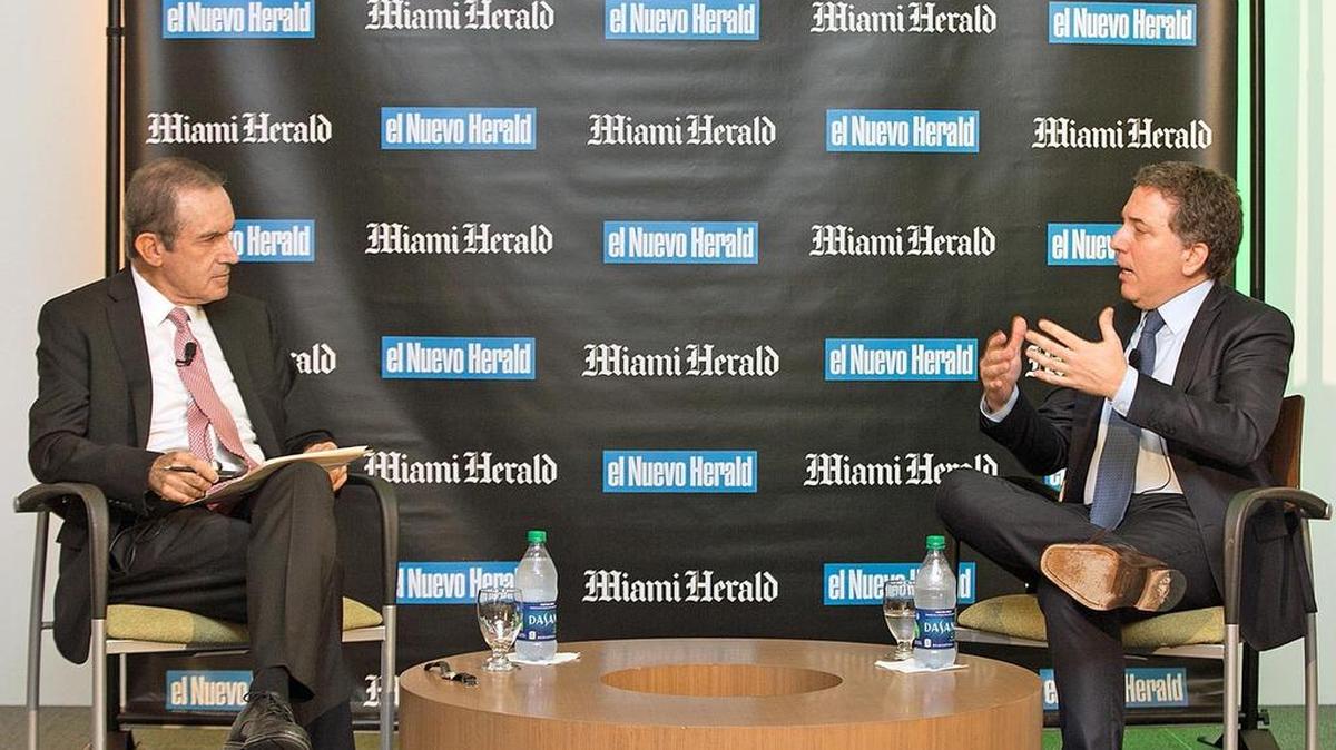 El ministro de Hacienda argentino, Nicolás Dujovne (der.), el viernes durante su intervención en el foro ‘Día de Argentina en Miami’, presentado por el periodista Andrés Oppenheimer.