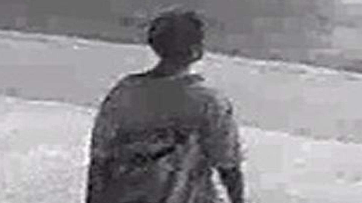 
Un hombre con una mochila es captado en una cámara de seguridad saliendo de la escena donde apareció el mensaje ofensivo.


