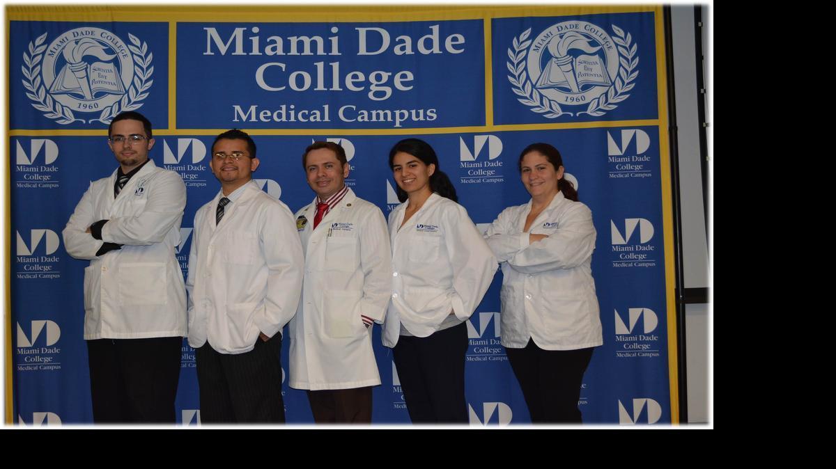 
Christopher Bouza (izq.), Luis Herrera, Edward Navarretti, Cristina Castillo y Danay Sosa forman parte del grupo de estudiantes de enfermería que recibirán el reconocimiento el viernes durante la 10ma Conferencia Anual de Investigaciones Baptist Health South Florida.

