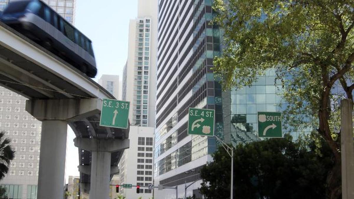 
Una intersección en el downtown de Miami, cercana a la torre de condominios de lujo Met One.


