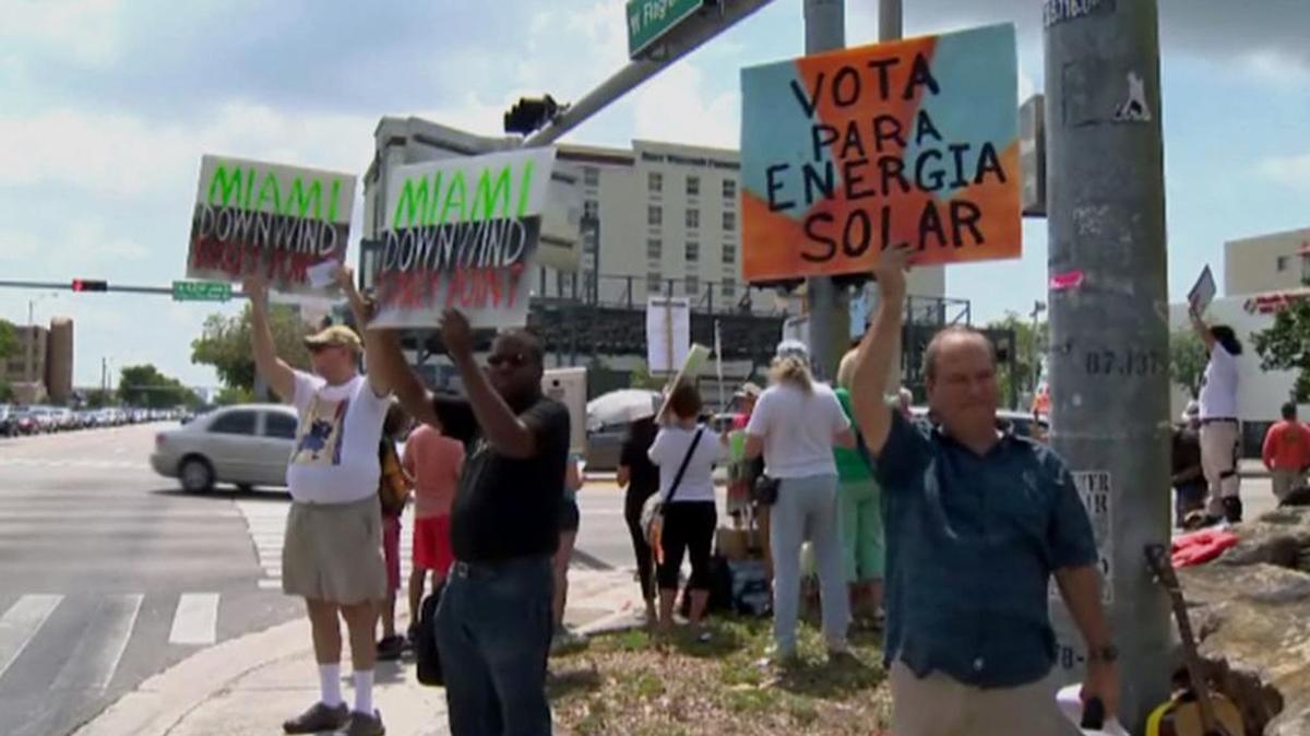 Decenas de manifestantes se reúnen en Miami para rechazar las fugas en la estación de generación nuclear de Turkey Point de FPL.