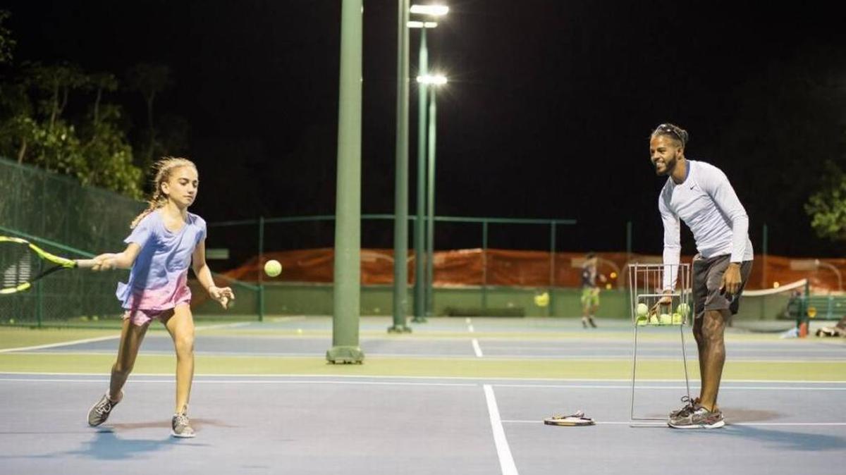 Osmailer Torres, instuctor de tenis y acusado de golpear a un niño de 5 años con una raqueta, entrena a Nadia Ahmadi en el Brickell Bay Club de Miami el 4 de diciembre del 2017.