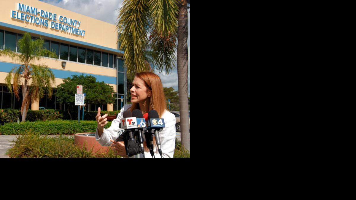 
La miembro de la Junta Escolar Raquel Regalado habla a la prensa, luego presentar sus documentos para la candidatura a la alcaldía de Miami-Dade.
