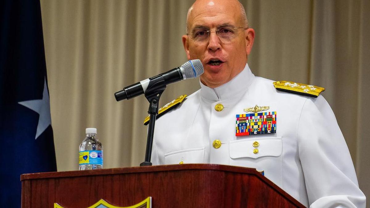 El entrante comandante del Comando Sur de Estados Unidos, almirante Kurt W. Tidd, habla durante una ceremonia de cambio de cúpula el jueves 14 de enero de 2016, en la sede del Comando Sur, en Miami, Florida