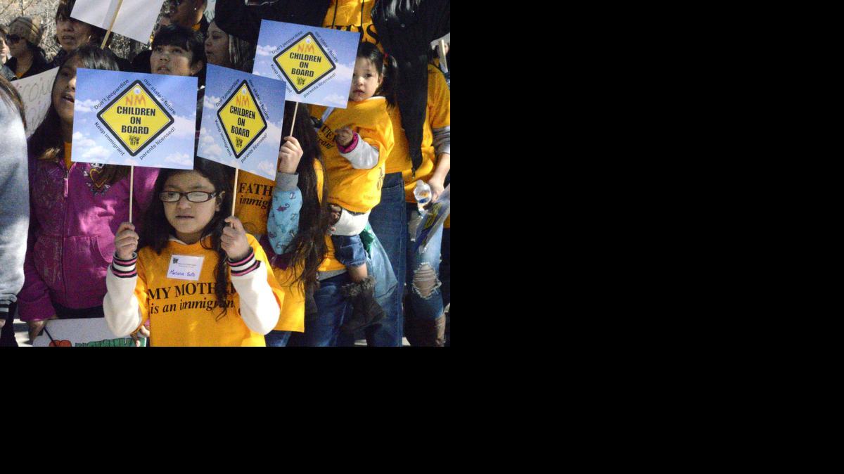 Activistas por los derechos de los inmigrantes marchan en contra de una ley que prohibiría la entrega de licencias de conducir a indocumentados, en Santa Fe, Nuevo México. Foto de archivo.