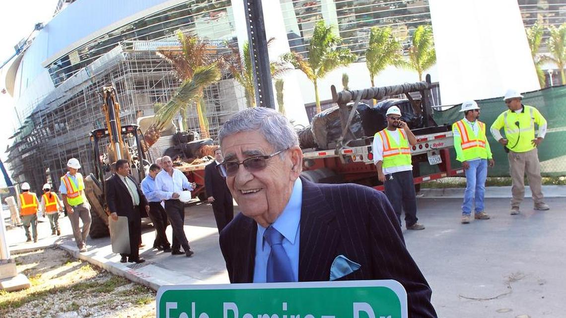 La voz de los Marlins en español, el locutor Rafael “Felo” Ramírez, posa con la señal de una calle que lleva su nombre. Foto de archivo.