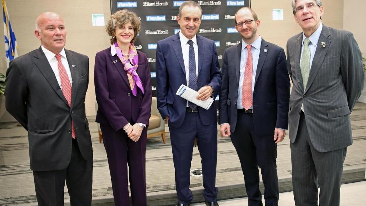 De izquierda a derecha Eduardo Ferreyros, Lourdes Dieck-Assad, Andrés Oppenheimer, Miguel Braun y Julio Frenk, el 29 de septiembre de 2017 en Miami.