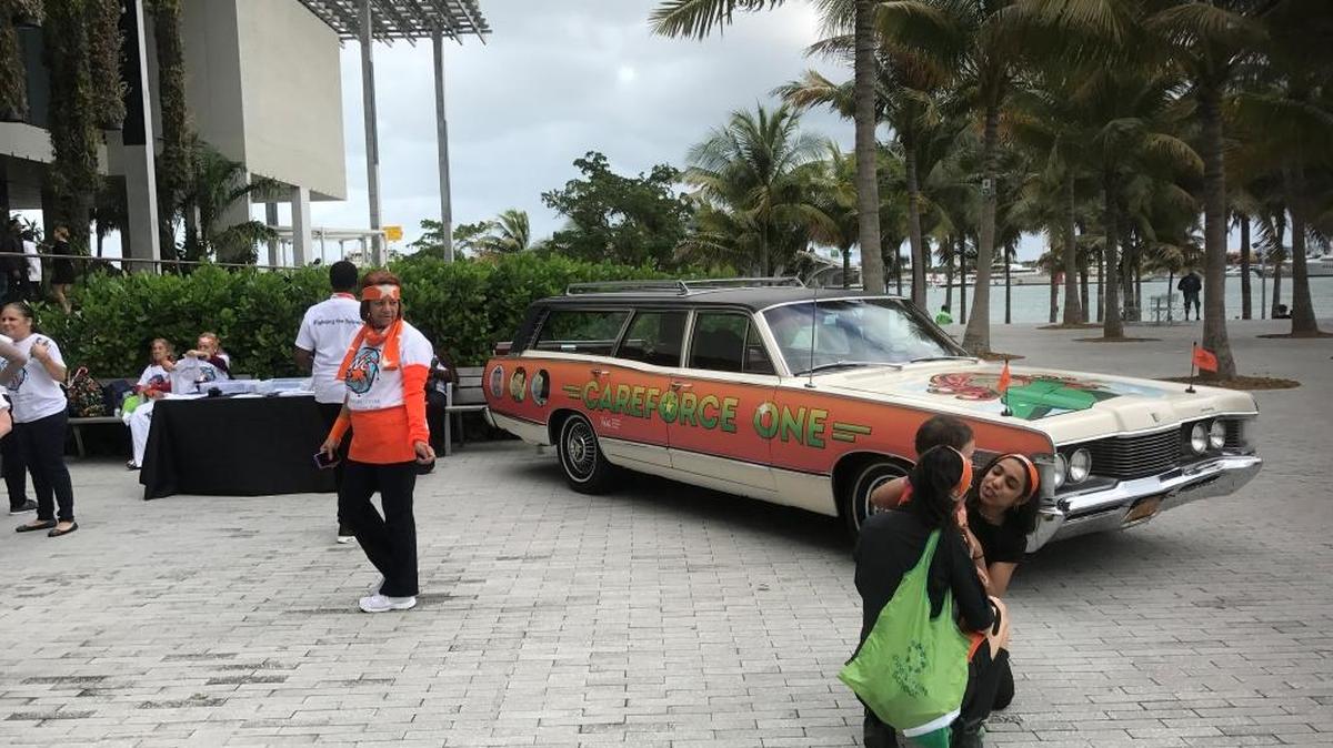 La artista Marisa Morán llegó a Miami a bordo de un automóvil Mercury de 1967, con dibujos de super heroínas, para exponer la precariedad de las trabajadoras domésticas en el país.