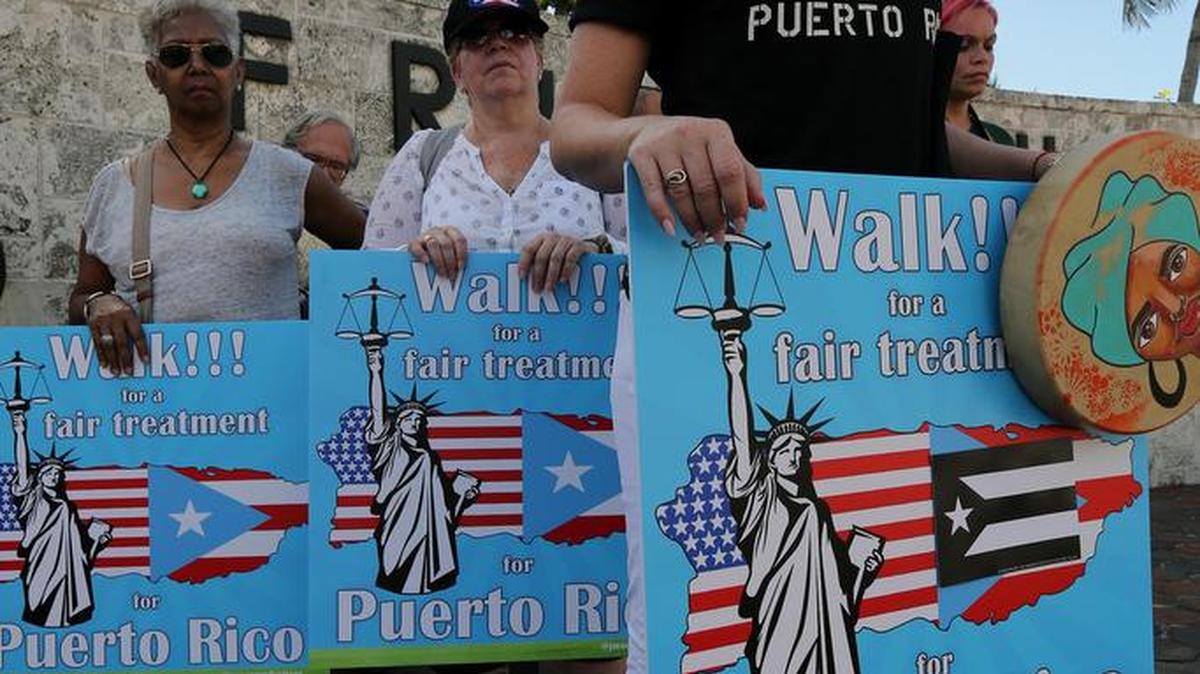 Maritza Sigarán (de izq. a der.), Ely Ruiz Ramos y Mía Román durante la Primera Caminata-Concentración de la Comunidad Puertorriqueña en la Florida, para reclamar un trato justo para los puertorriqueños en la isla y llamar la atención del gobierno federal en diversos aspectos, que se celebró frente a la Antorcha de la Amistad de Miami este sábado.