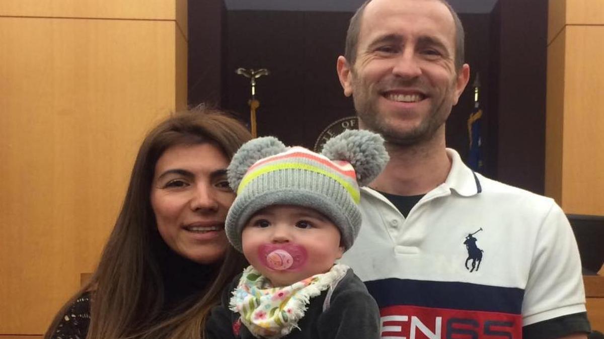 Isabella Hellmann junto a su esposo Lewis Bennett y su hija de 9 meses.