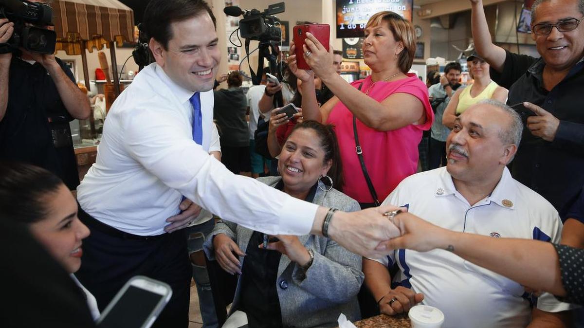 El precandiato presidencial republicano, Marco Rubio, saluda a seguidores en Kissimmee. at the Melao Bakery in Kissimmee, Fla., Tuesday, March 8, 2016. (AP Photo/Paul Sancya)