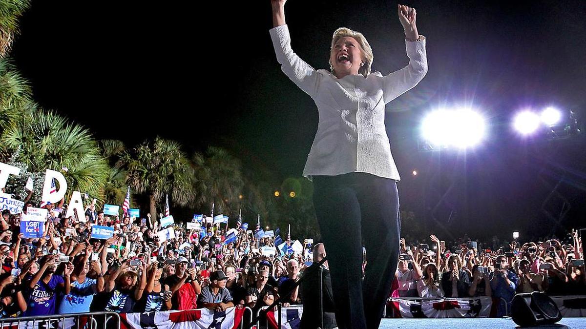 La candidata presidencial demócrata, Hilalry Clinton, saluda a sus simpatizantes en el Parque reverendo Samuel Delevoe Memorial el jueves en la noche en Fort Lauderdale.