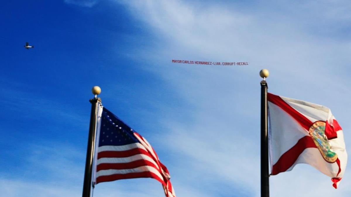 Una aeronave sobrevoló el estadio Milander, en Hialeah, durante casi una hora, con un cartel que en inglés decía, “Alcalde Carlos Hernández mentiroso, corrupto -revocatorio