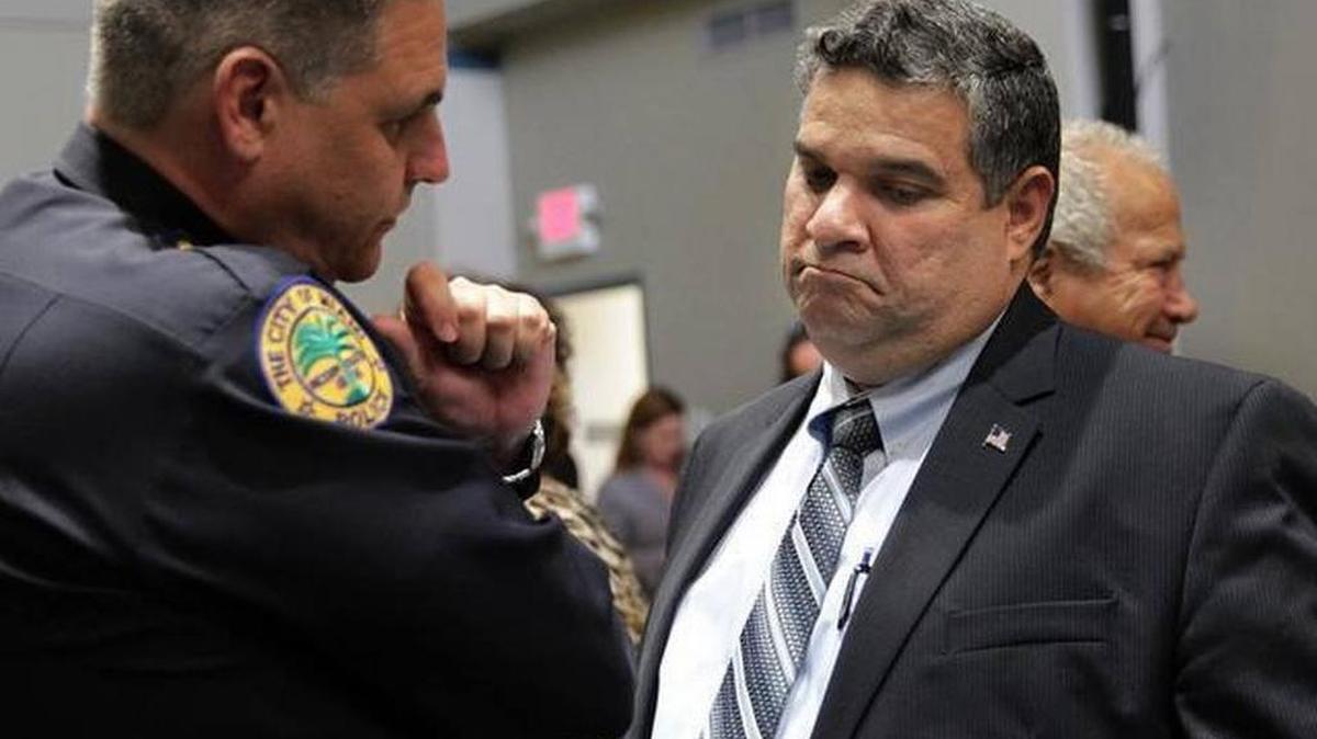 
El jefe de la Policía de Miami Rodolfo Llanes habla con el administrador de la ciudad Daniel Alfonso. Foto de archivo.
