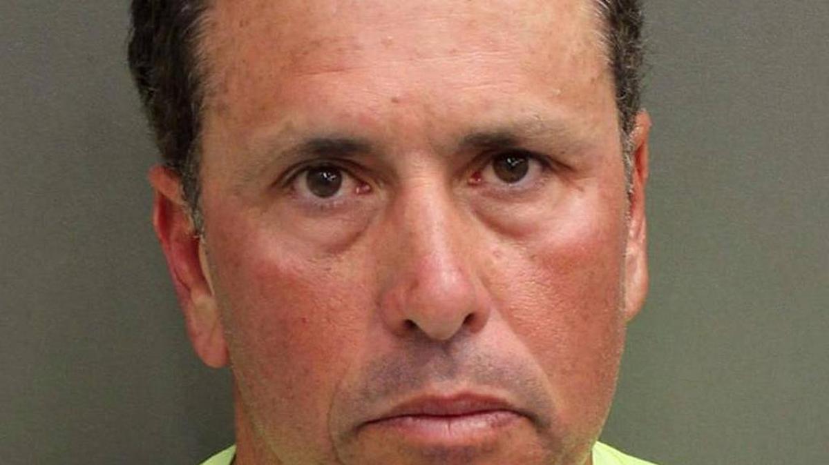 Esta foto sin fecha entregada por el Departamento de Prisiones del Condado Orange, en la Florida, muestra a Gustavo Falcón, el último de los ‘Cowboys de la Cocaína’ por capturar. Falcón fue arrestado el 12 de abril del 2017, 26 años después de huir de la justicia.