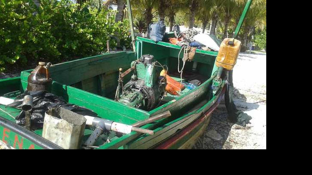 
Cinco inmigrantes cubanos llegaron a Key Colony Beach en esta embarcación rudimentaria y arrivaron en buen estado de salud después de una travesía de tres días. 
