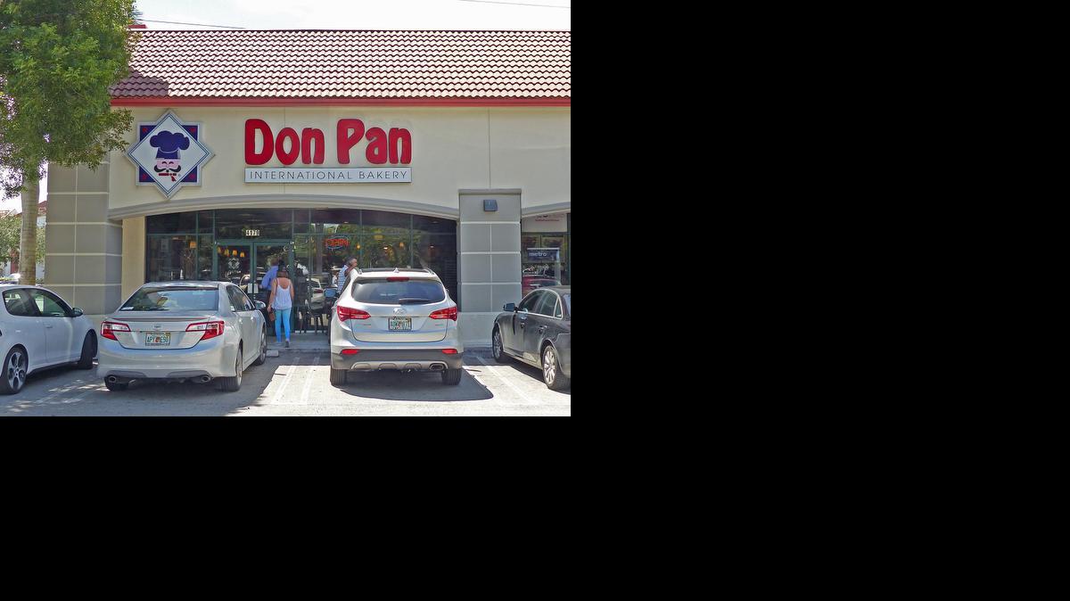 
La denuncia penal dice que Javier Nenos Rea se reunió con el agente encubierto en un restaurante Don Pan en Doral donde negociaron el “trato” inicial sobre los AK47.
