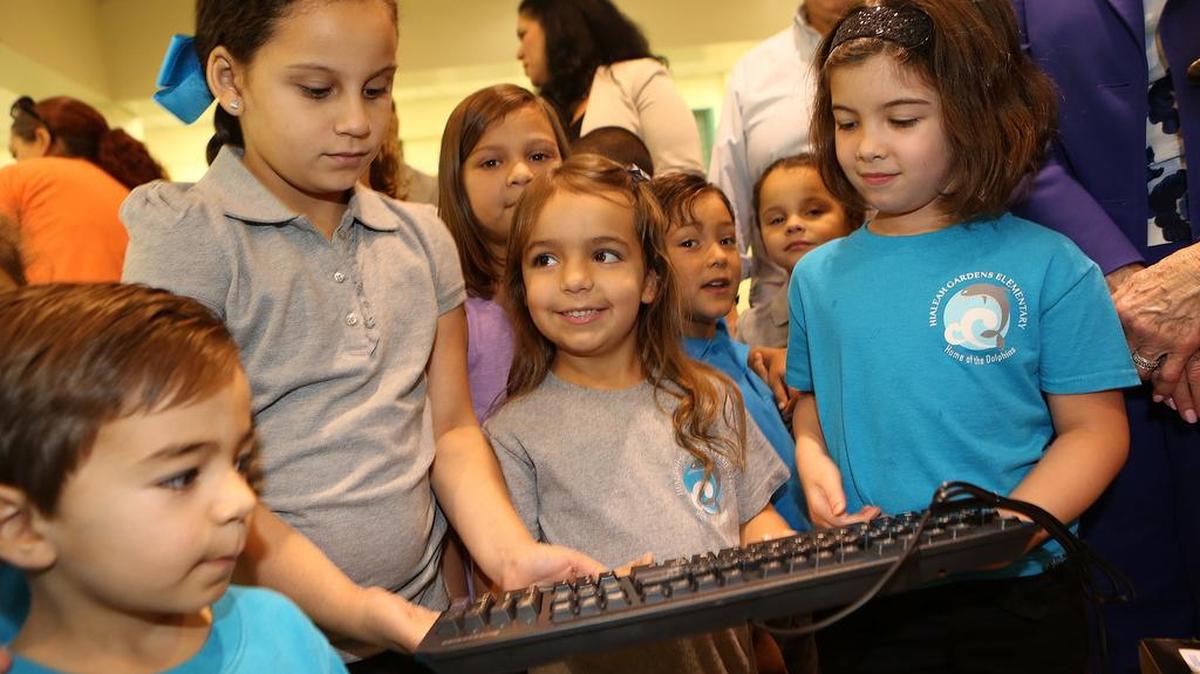
Estudiantes de la escuela Hialeah Garden Elementary, Ryan Pacheco (4), Anabelle Menéndez (6), Ariana Lemus (4) y EmmaPacheco (5) recibieron nuevas computadoras para el nuevo año escolar, el lunes.
