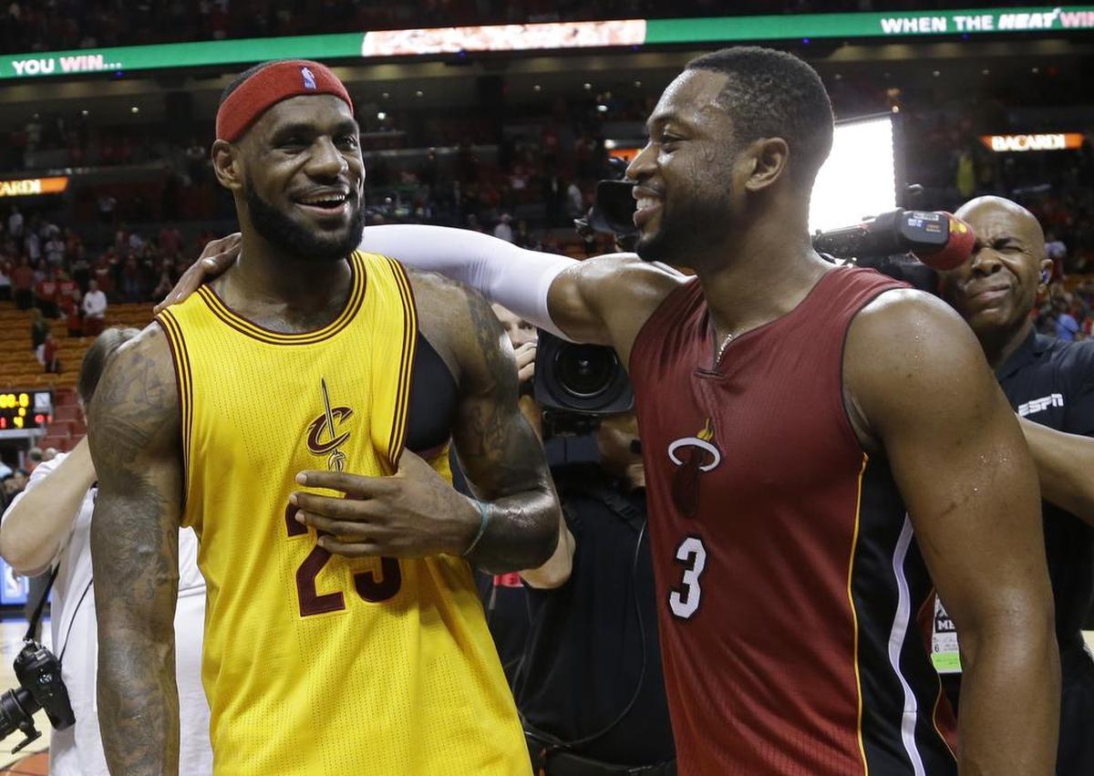 LeBron James y Dwyane Wade hablan después de juego el 25 de diciembre de 2014.