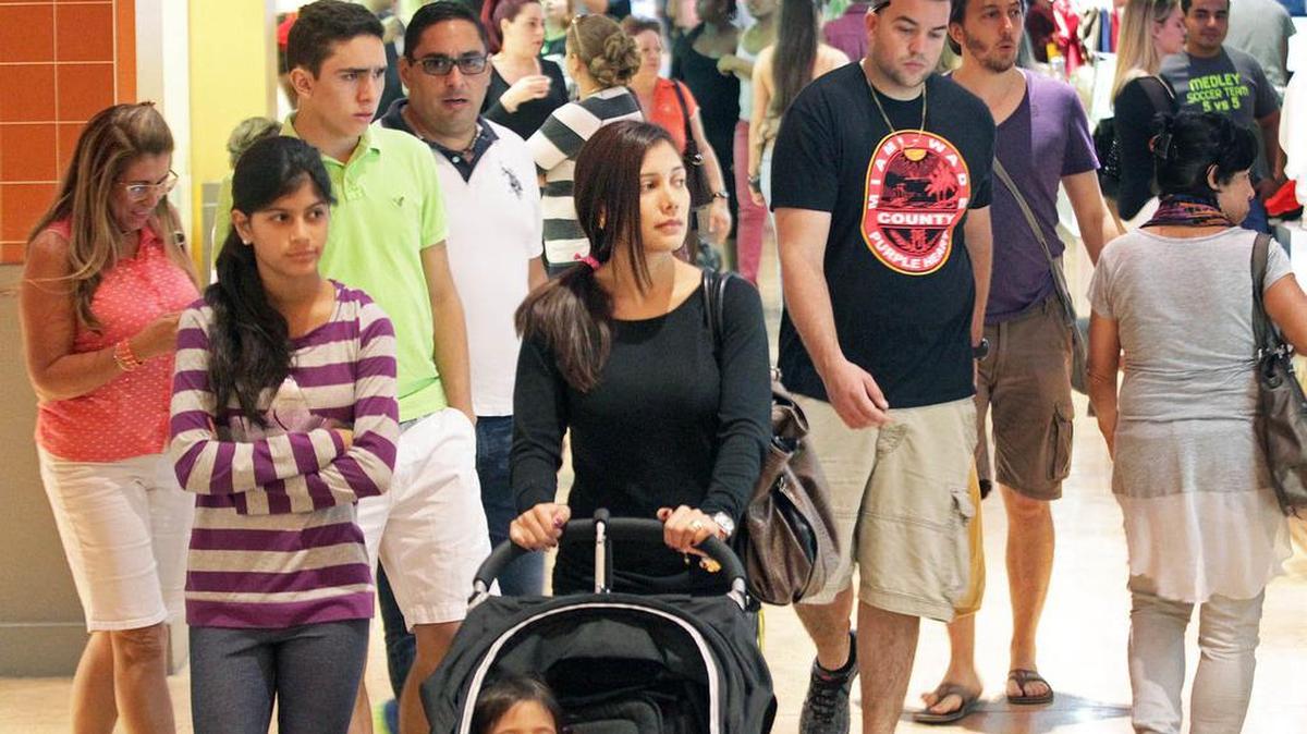 El poder de compra de los latinos en Estados Unidos sigue creciendo, y son un mercado importante. En la foto, decenas de personas visitan el Dolphin Mall, en Miami, el 23 de diciembre de 2014.