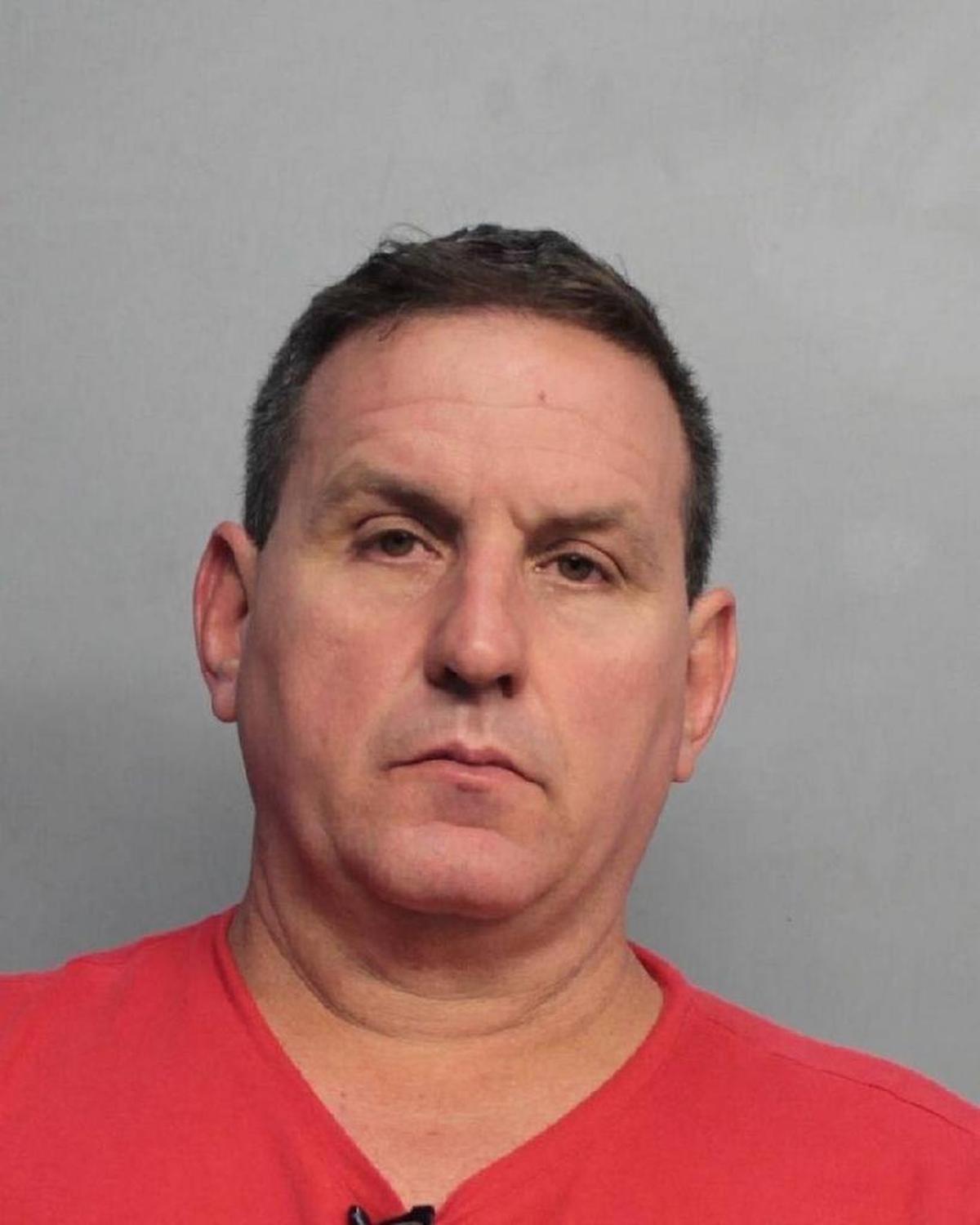 Rubén López, de 47 años, está acusado de beneficiarse de licitaciones amañadas por su novia, Mirta Morejón, empleada del Condado Miami-Dade. Los dos se casaron posteriormente.
