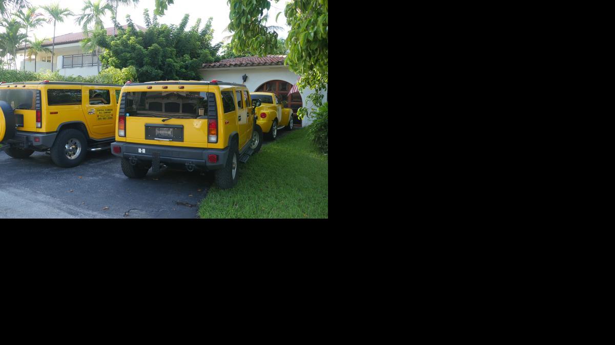 
Varios vehiculos están estacionados a la entrada de la casa de la concejal de North Miami Beach Phyllis Smith.
