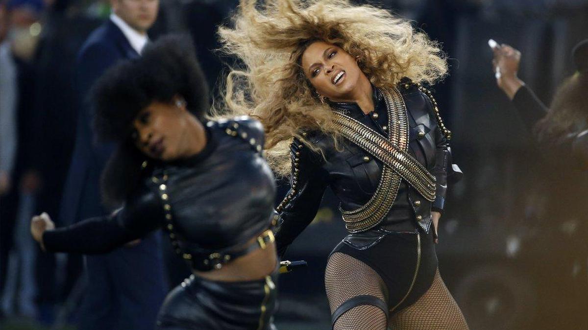 Beyoncé durante su presentación en el Super Bowl.