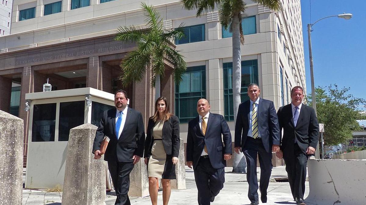 De izquierda a derecha los abogados defensores de los guatemaltecos y un investigador: Marc David Seitles, Ashley Litwin, Orlando do Campo, Carlos Gámez y Richard Merlino.