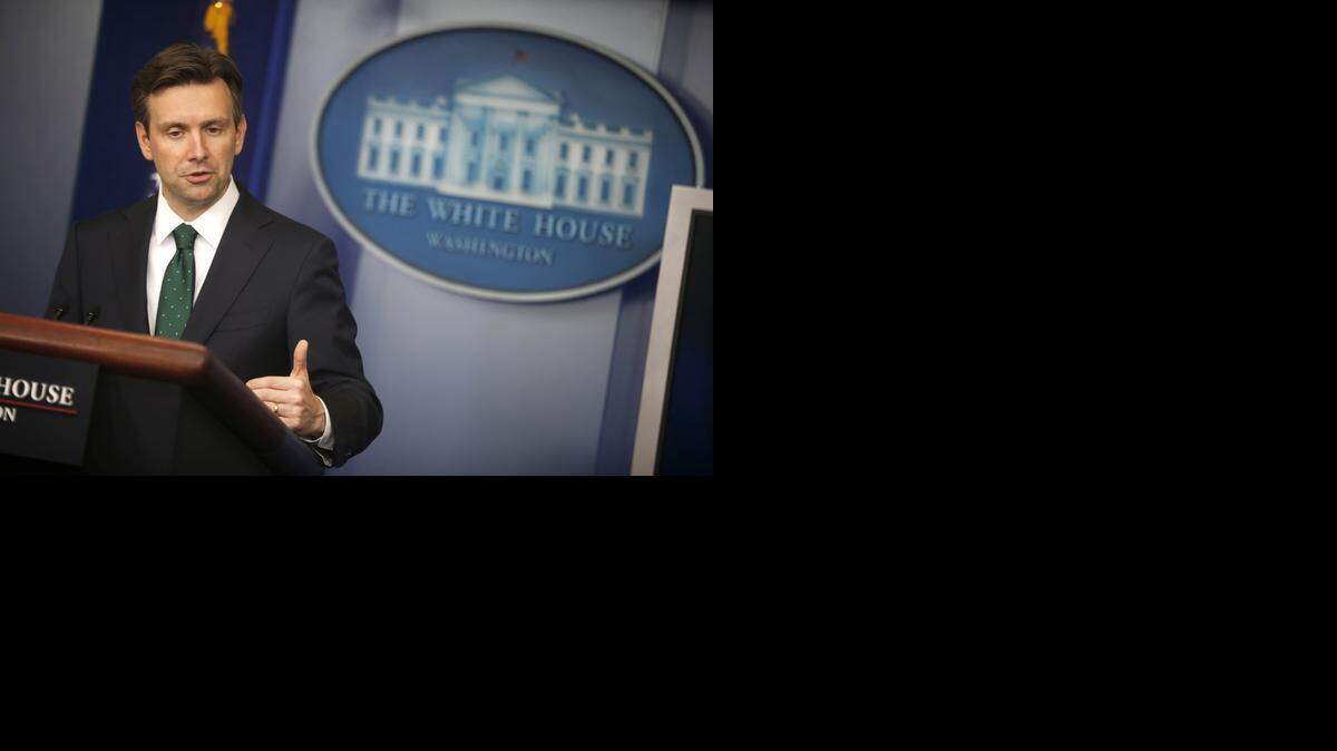 
Estados Unidos está en guerra contra el EI de la misma manera que estamos en guerra contra Al Qaida y sus afiliados en todo el mundo, declaró el portavoz de la Casa Blanca, Josh Earnest, este viernes.
