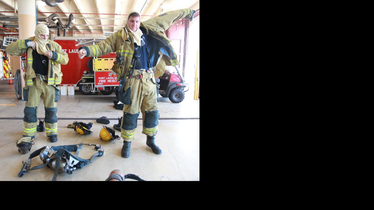 
Los bomberos Kris Boszko y Eric Craig se preparan, el pasado 8 de septiembre, para un entrenamiento en la Estación 2 del Departamento de Bomberos de Fort Lauderdale, reconicida como la unidad más activa del país.


