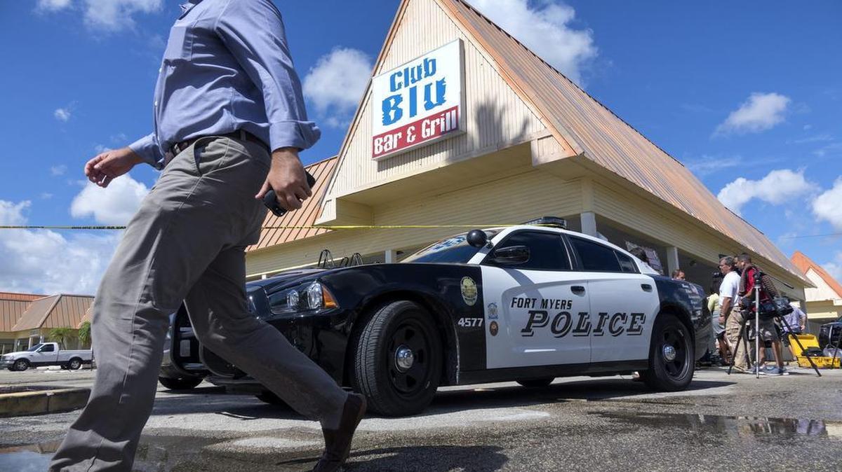 Un coche de policía frente a la discoteca Club Blu en Fort Myers, donde al menos dos personas resultaron muertas y otras 17 heridas tras un tiroteo durante una fiesta juvenil, en Florida.