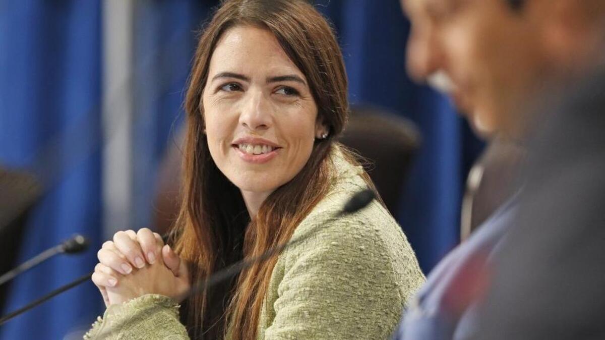 Raquel A. Regalado durante la reunión de julio de la Junta escolar.