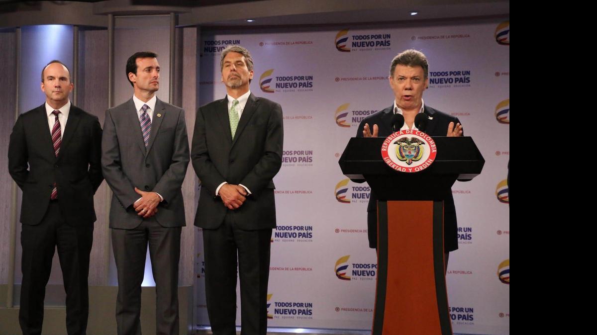 
El presidente de Colombia Juan Manuel Santos, derecha, junto a los  funcionarios de EEUU Kelly Currie,  Wifredo Ferrer y el embajador Kevin Whitaker.
