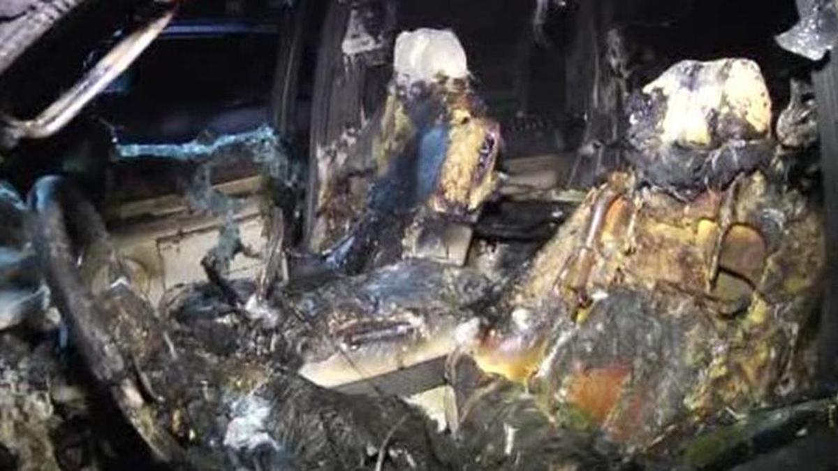 Uno de los vehículos incendiados en Miami-Dade durante horas de la madrugada del viernes.